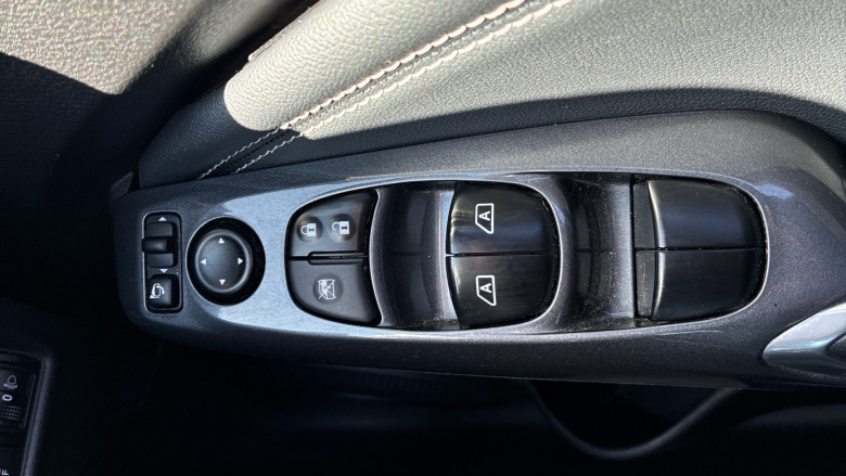 Nissan Juke 1.0 DiG-T N-Connecta 5dr Petrol Hatchback